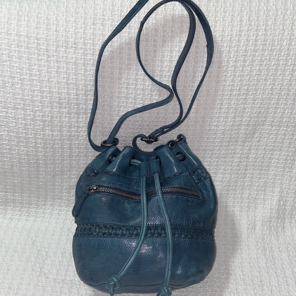 VILENCA HOLLAND TEAL BLUE CROSSBODY BUCKET STYLE BAG